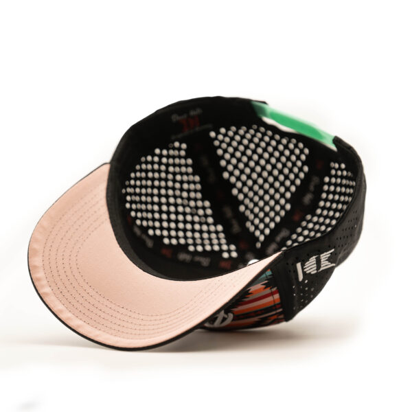 Unsere neue Rodeo Girl Cap – speziell für die Mädels! Die schwarze Base wird durch ein markantes Aztek-Muster auf dem Frontpanel zum absoluten Hingucker. Der 3D-Stick sorgt für Tiefe und Details, während das rosafarbene Schild einen stylischen Kontrast setzt. Perfekt für alle, die Western-Vibes und Streetstyle kombinieren wollen!
