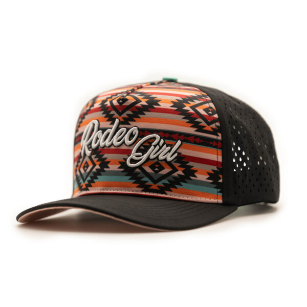 Unsere neue Rodeo Girl Cap – speziell für die Mädels! Die schwarze Base wird durch ein markantes Aztek-Muster auf dem Frontpanel zum absoluten Hingucker. Der 3D-Stick sorgt für Tiefe und Details, während das rosafarbene Schild einen stylischen Kontrast setzt. Perfekt für alle, die Western-Vibes und Streetstyle kombinieren wollen!