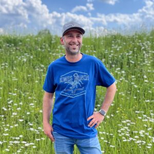 Model trägt Größe Medium. LongShirt, gerader Schnitt Unisex