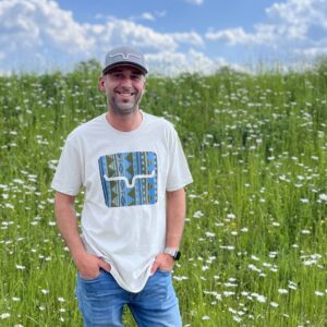 Model trägt Größe Medium. LongShirt, gerader Schnitt Unisex