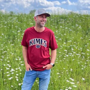 Model trägt Größe Medium. LongShirt, gerader Schnitt Unisex