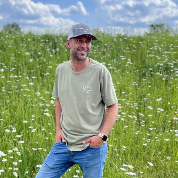 Model trägt Größe Medium. LongShirt, gerader Schnitt Unisex