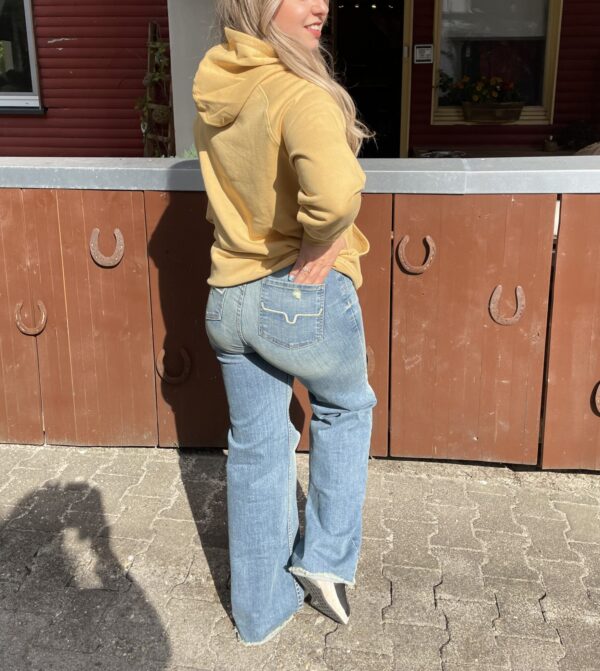 Kimes Ranch Hoodie in Gelb mit türkisem Horn auf der Brust, Olivia Jeans in light Demin weiter Bootcut