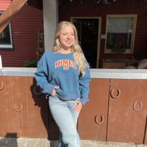 Kimes Ranch Pullover in Ocean Blue mit dunkel Orangem Schriftzug "Kimes"