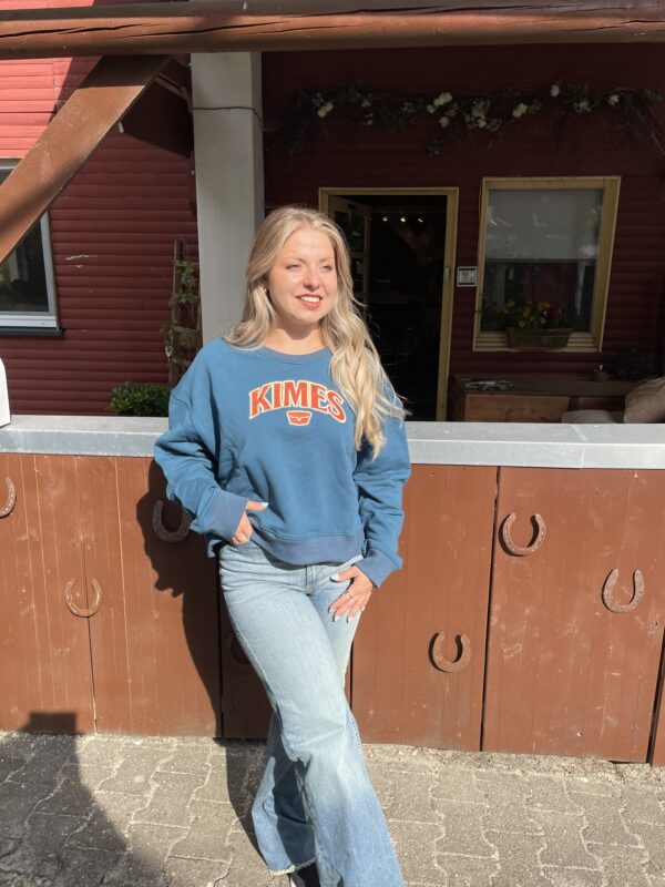 Kimes Ranch Pullover in Ocean Blue mit dunkel Orangem Schriftzug "Kimes"